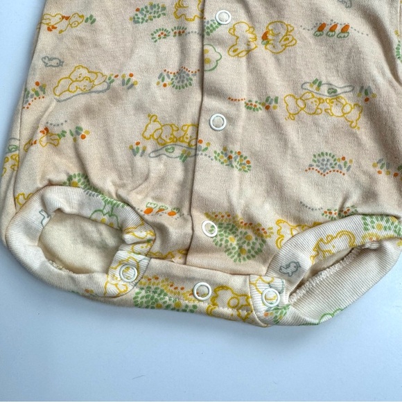 Vintage 80s USA Carters Sz 6M Onesie Romper NWT Beige Bunnies w/ Carrots Neutral - Picture 2 of 9